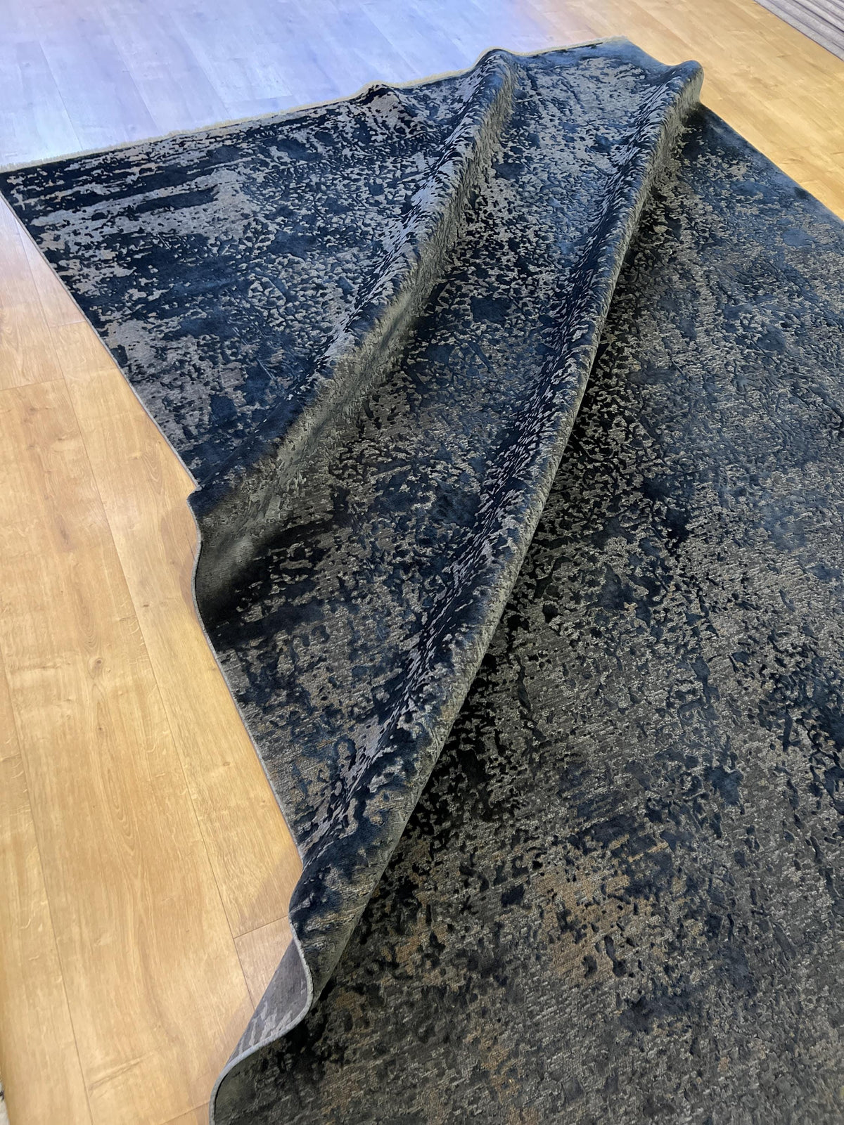 7x10 ft Dark Gray Bamboo Rug with Antique Distressed Design