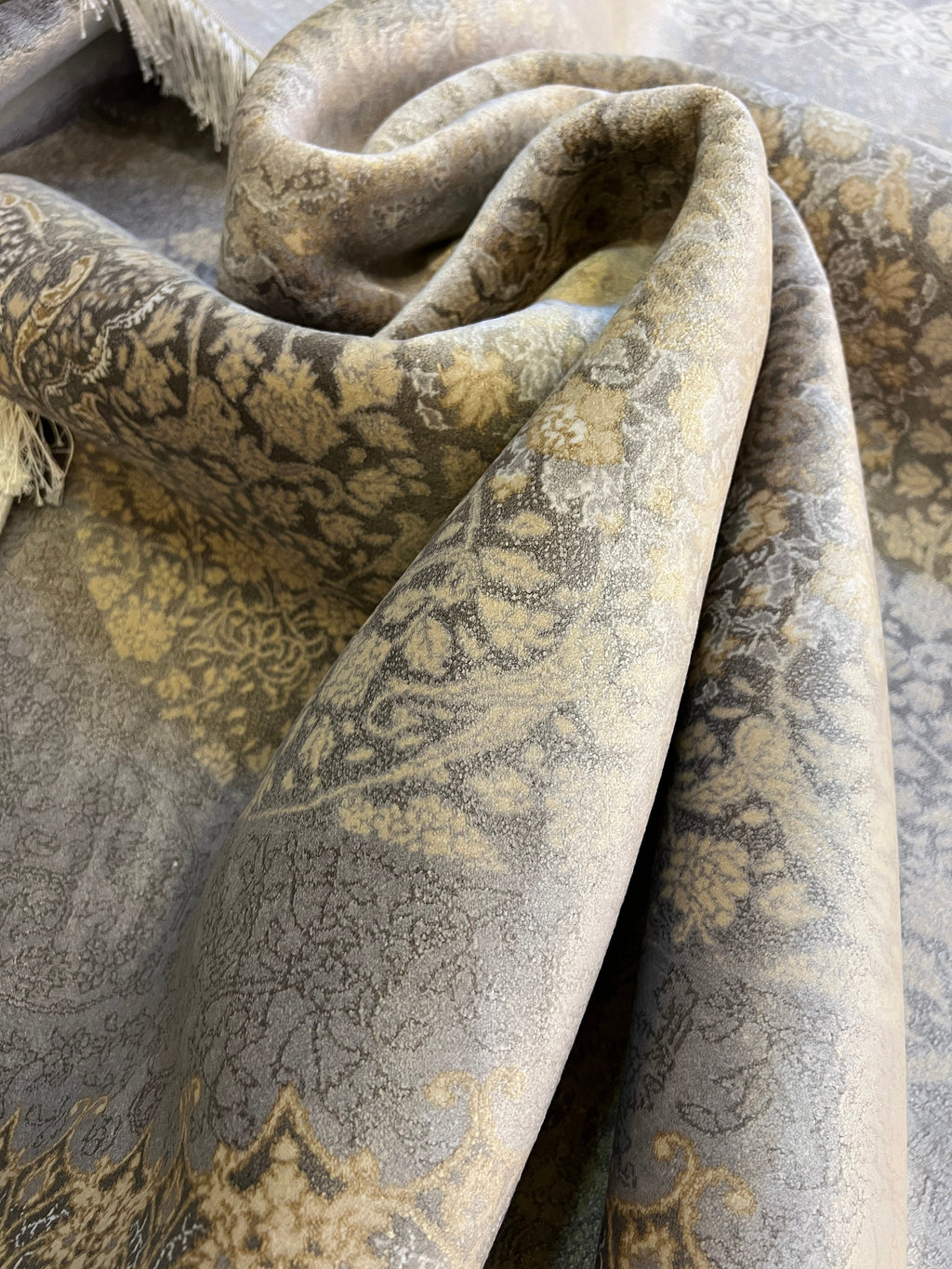 7x10 Ft Gray Silk Rug With Classic Medallion Design