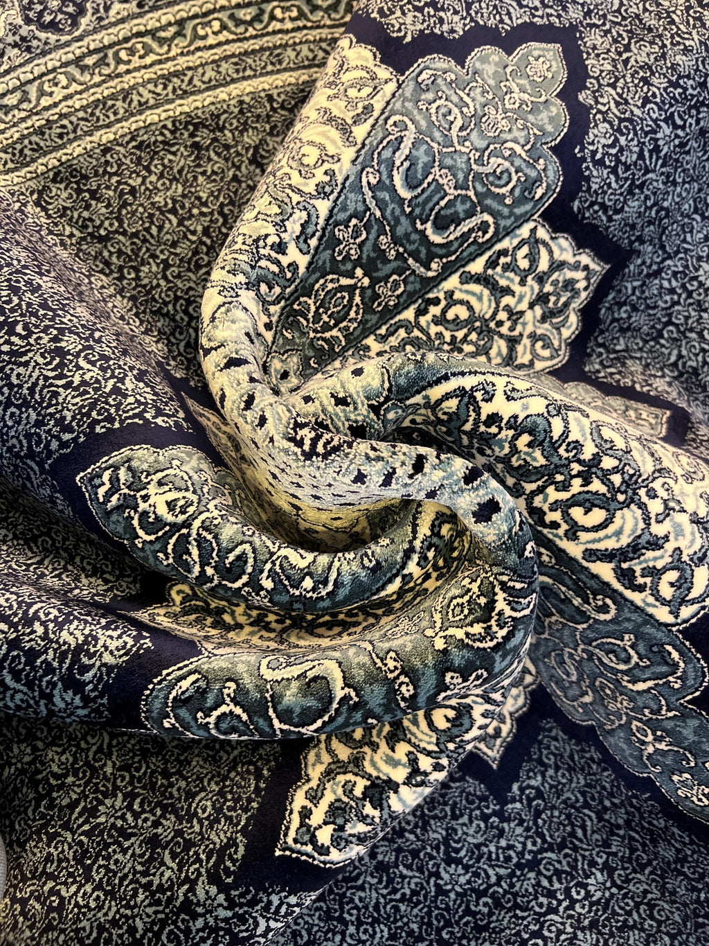 5x5 Ft Round Blue Silk Rug, Medallion Design, Classic Luxury Area Rug
