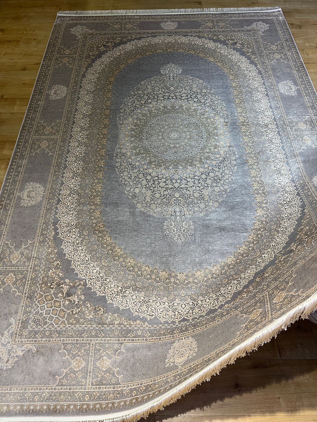 7x10 Ft Gray Silk Rug With Classic Medallion Design