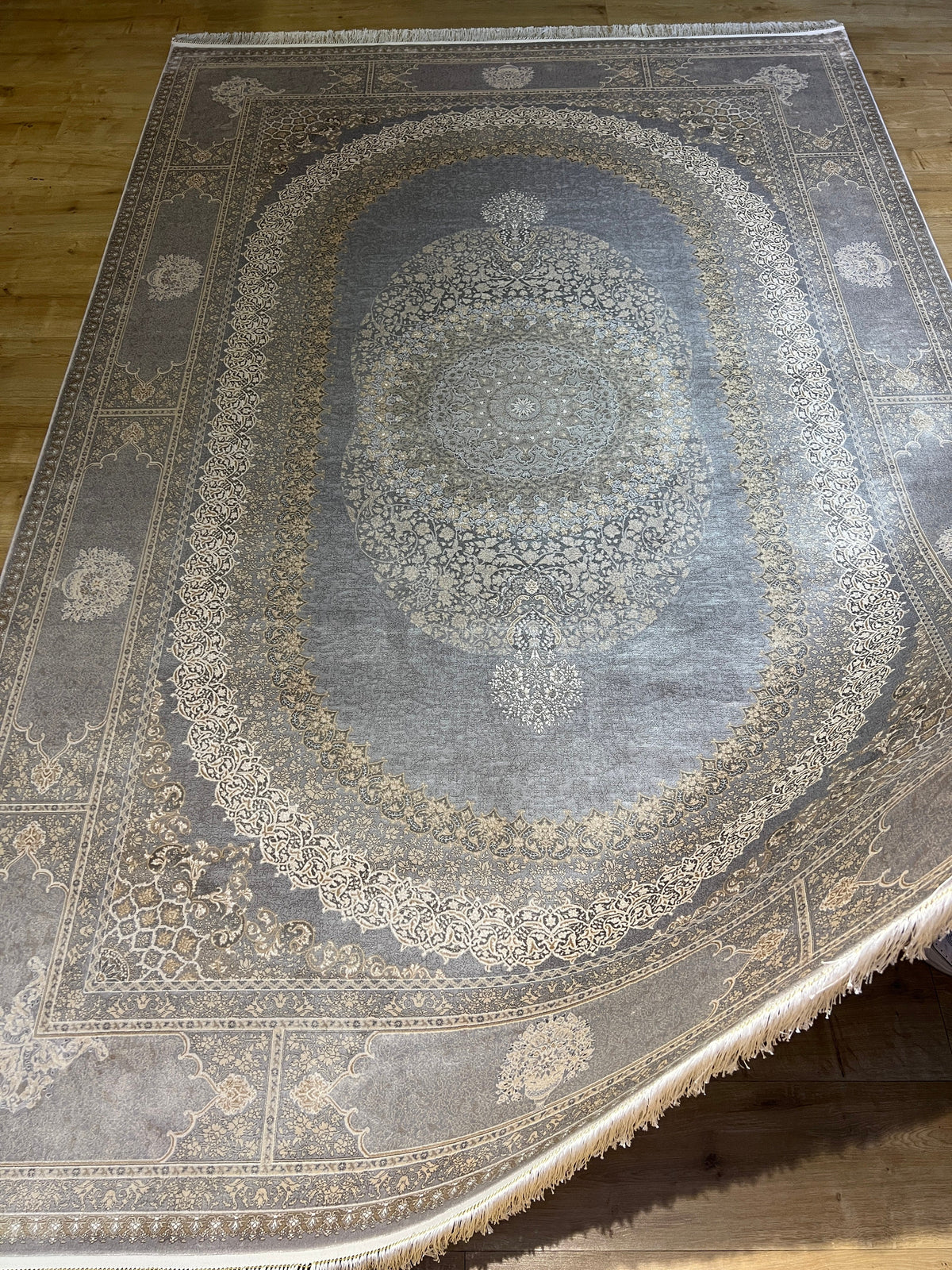 7x10 Ft Gray Silk Rug With Classic Medallion Design
