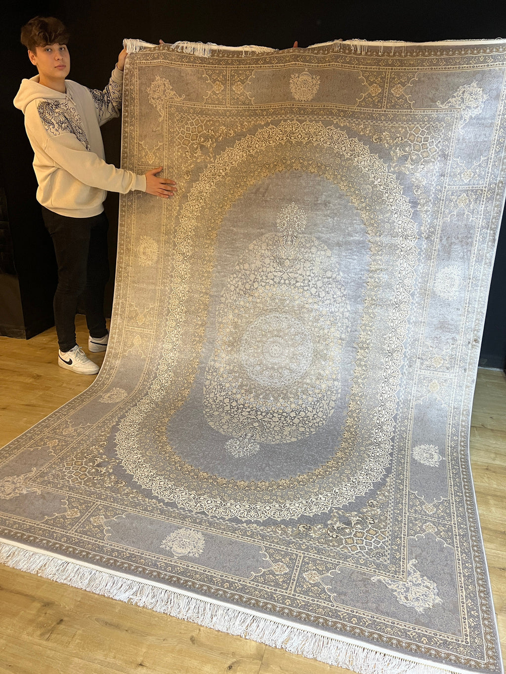 7x10 Ft Gray Silk Rug With Classic Medallion Design