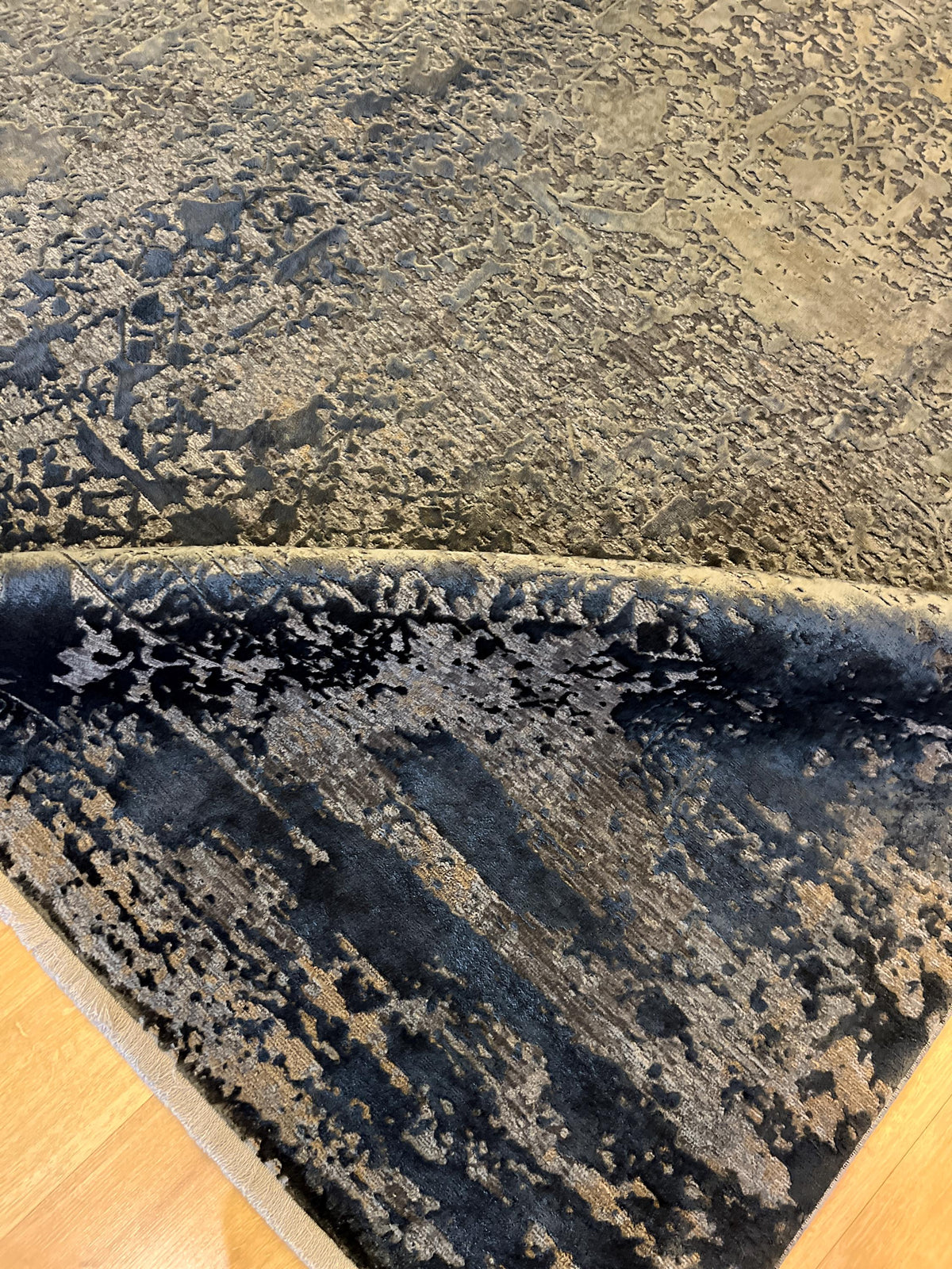 7x10 ft Dark Gray Bamboo Rug with Antique Distressed Design