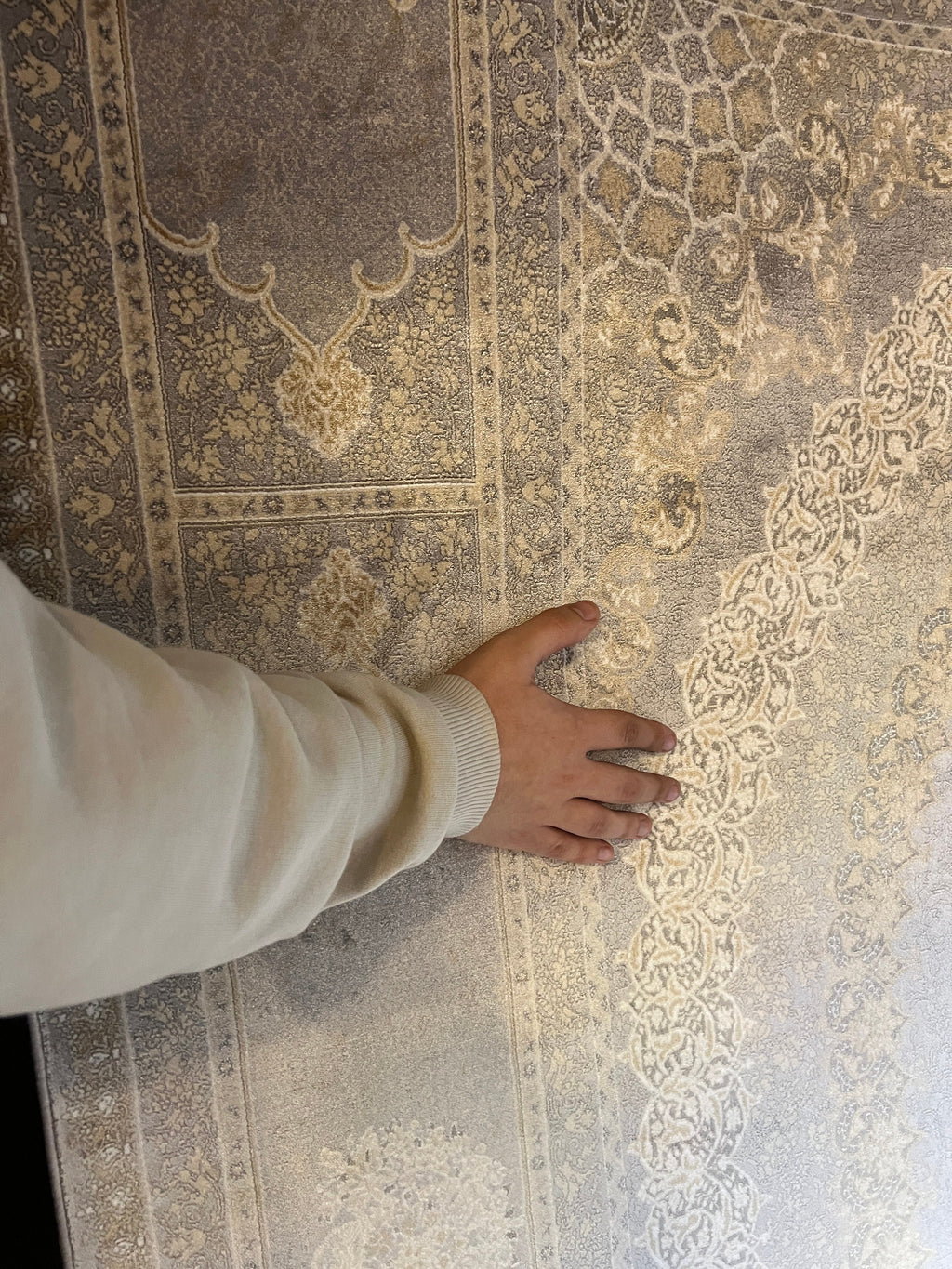 7x10 Ft Gray Silk Rug With Classic Medallion Design