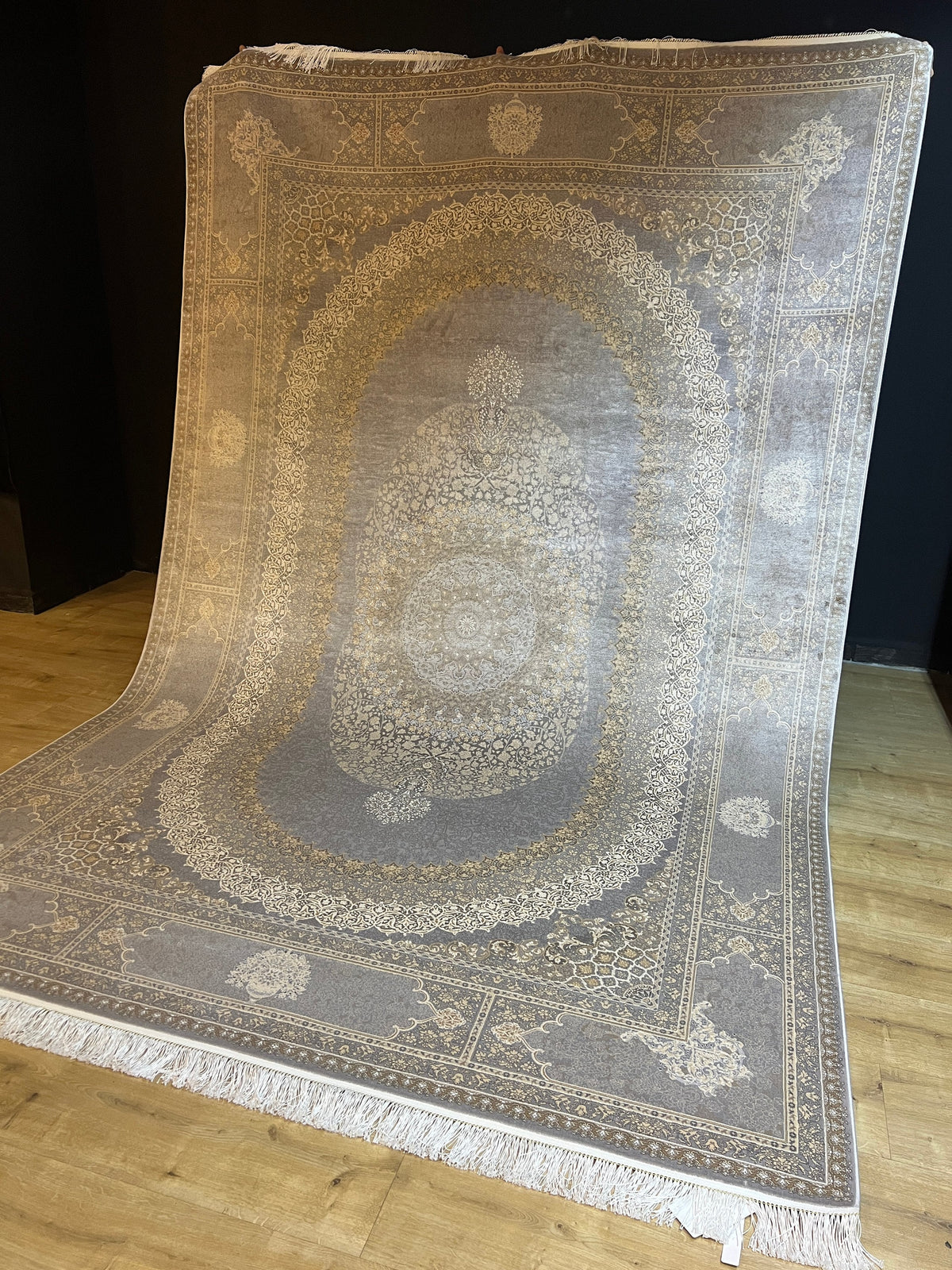 7x10 Ft Gray Silk Rug With Classic Medallion Design