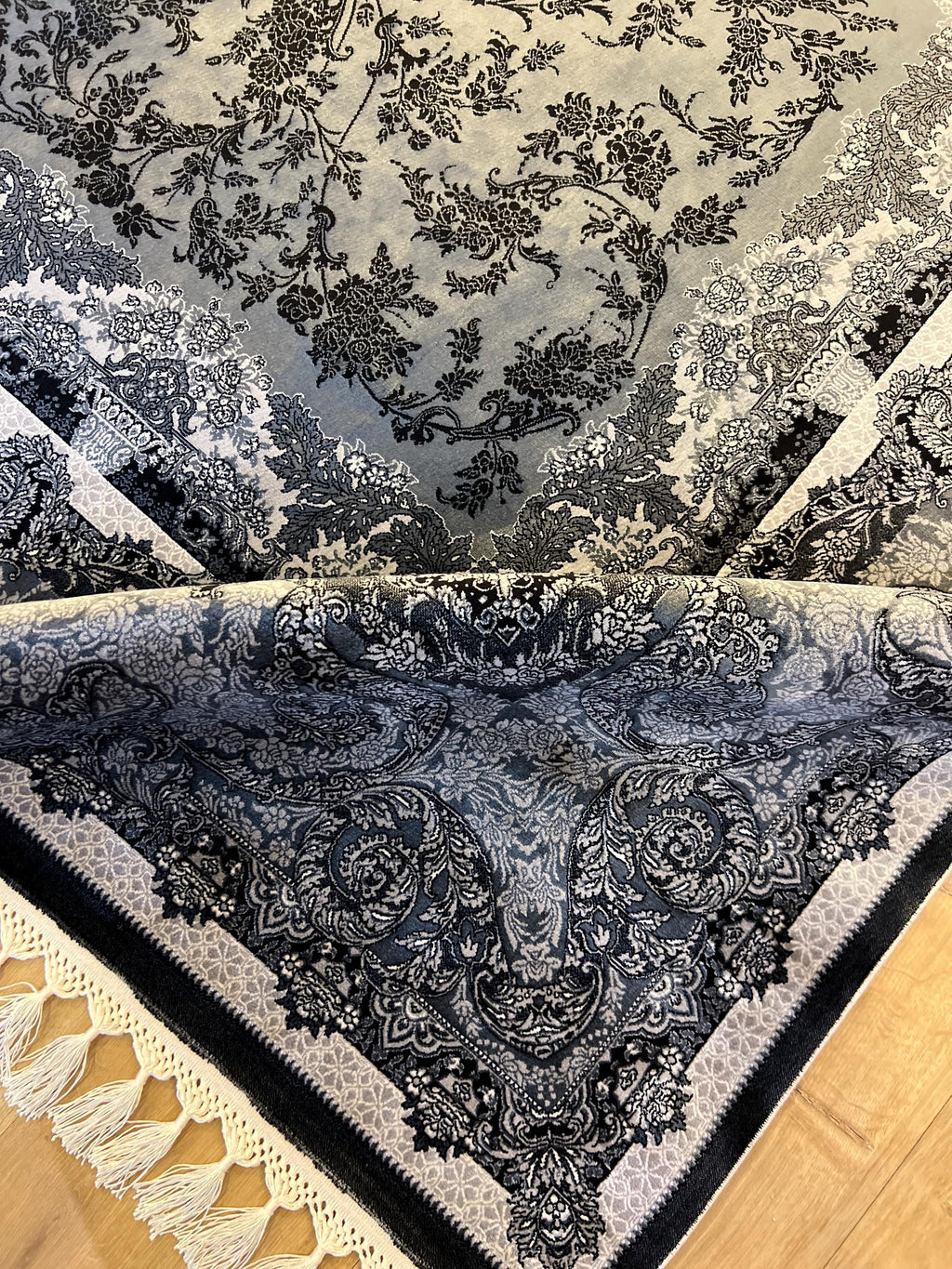 Gray Floral Pattern Luxury Silk Area Rug with Border, Luxury Home Deor