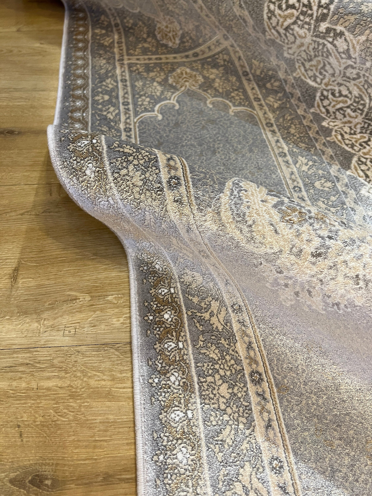 7x10 Ft Gray Silk Rug With Classic Medallion Design