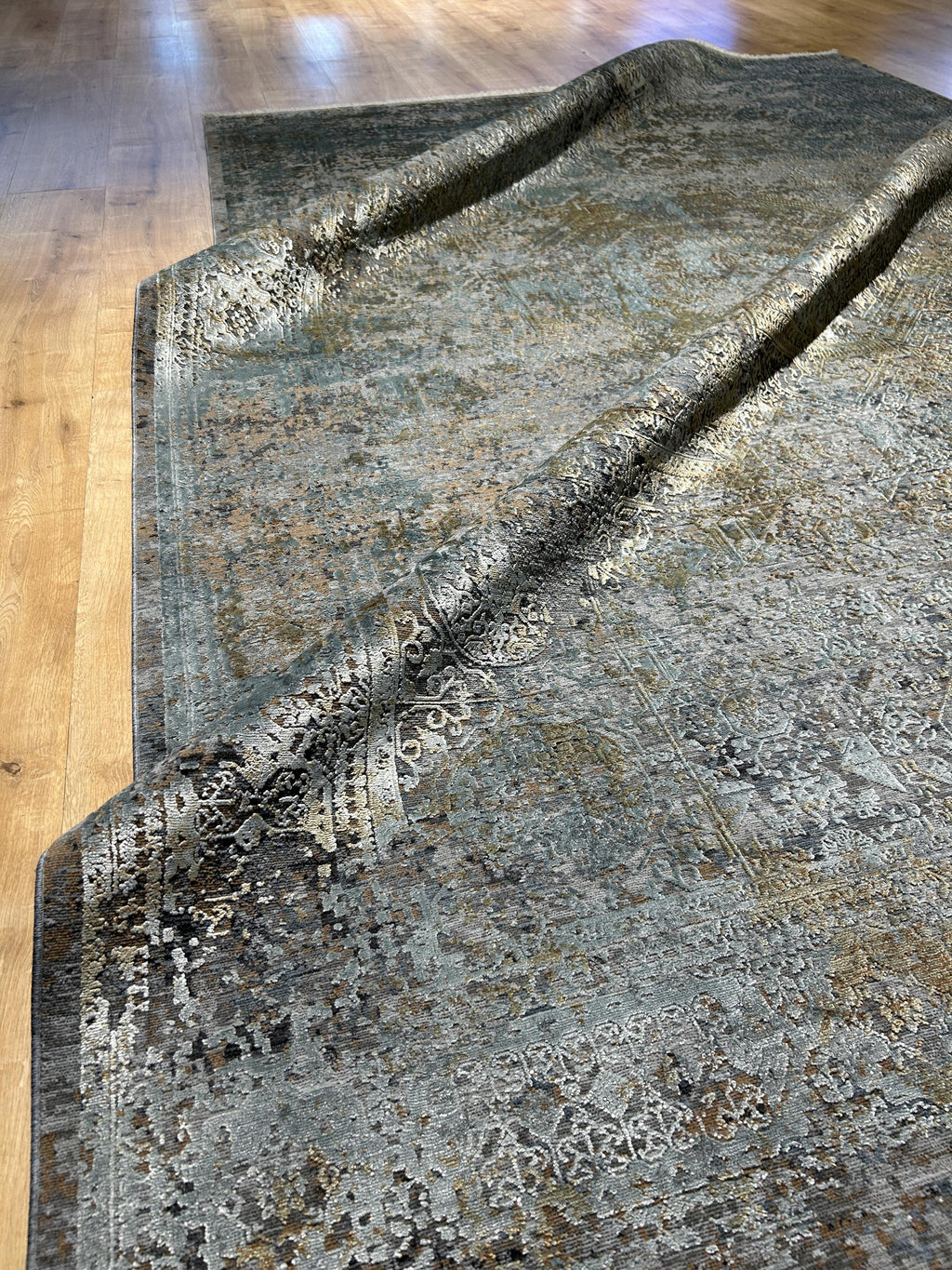 Gray Gold Bamboo Rug with Antique Distressed Medallion Pattern