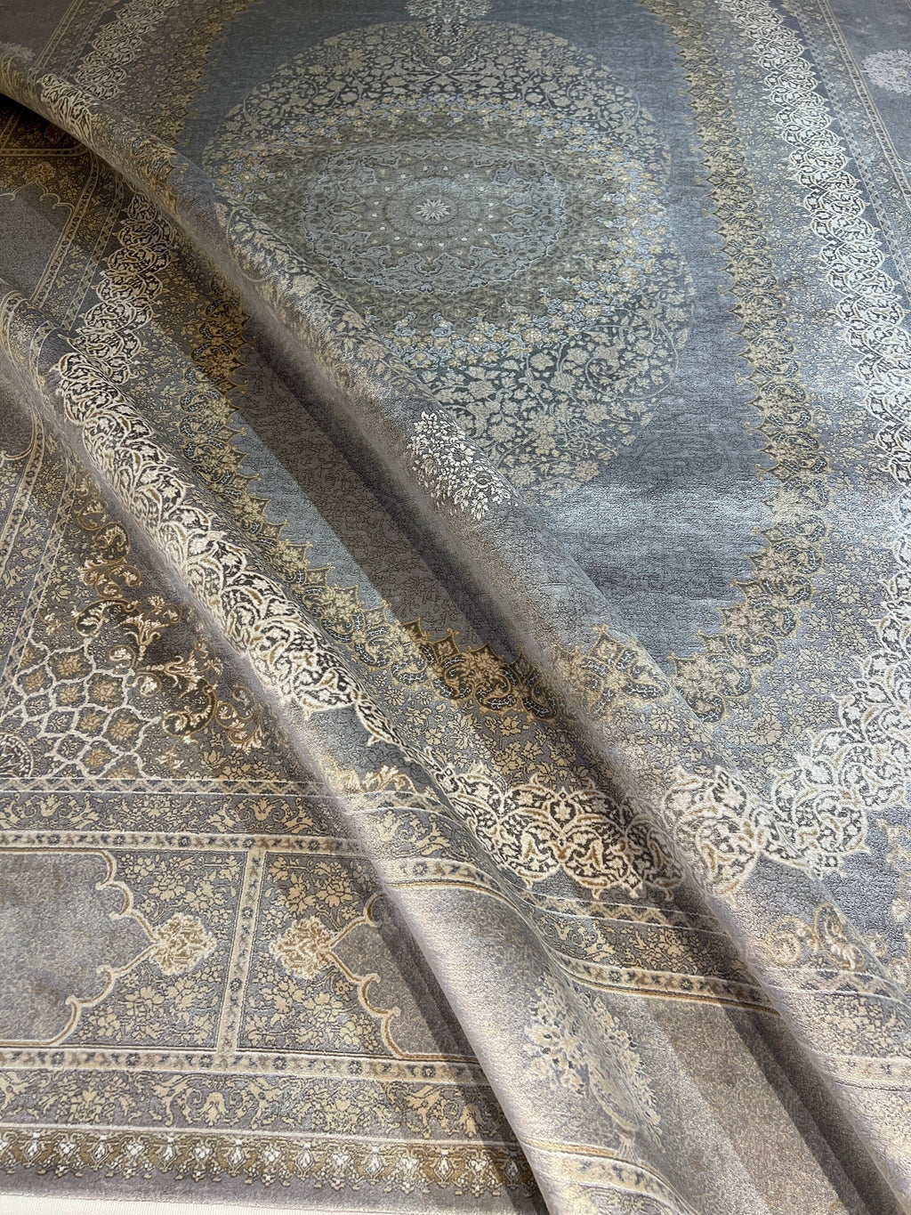 7x10 Ft Gray Silk Rug With Classic Medallion Design