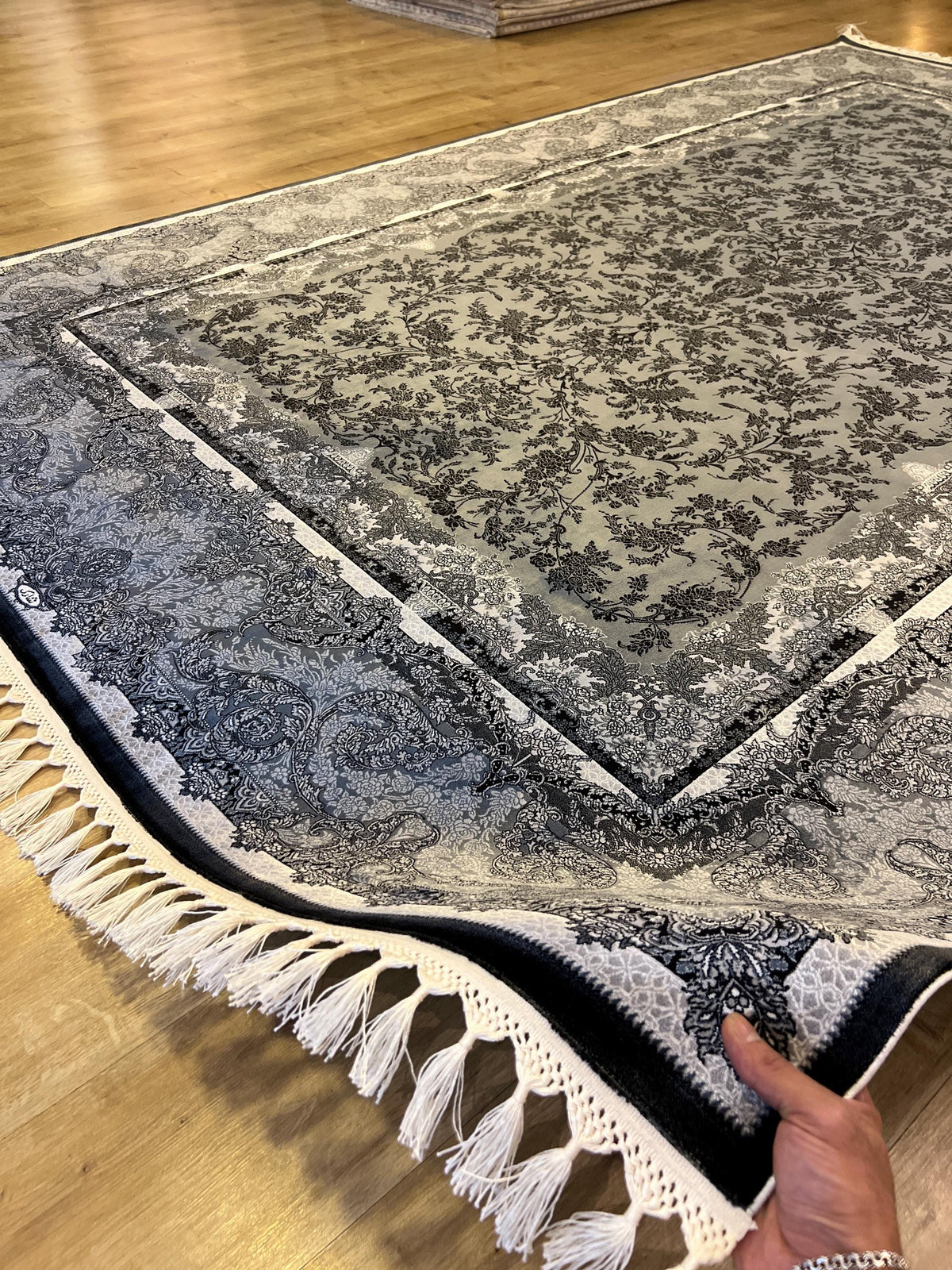 Gray Floral Pattern Luxury Silk Area Rug with Border, Luxury Home Deor