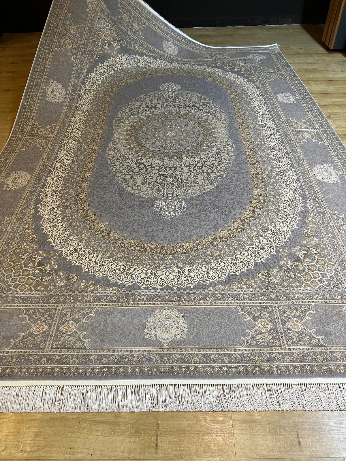 7x10 Ft Gray Silk Rug With Classic Medallion Design