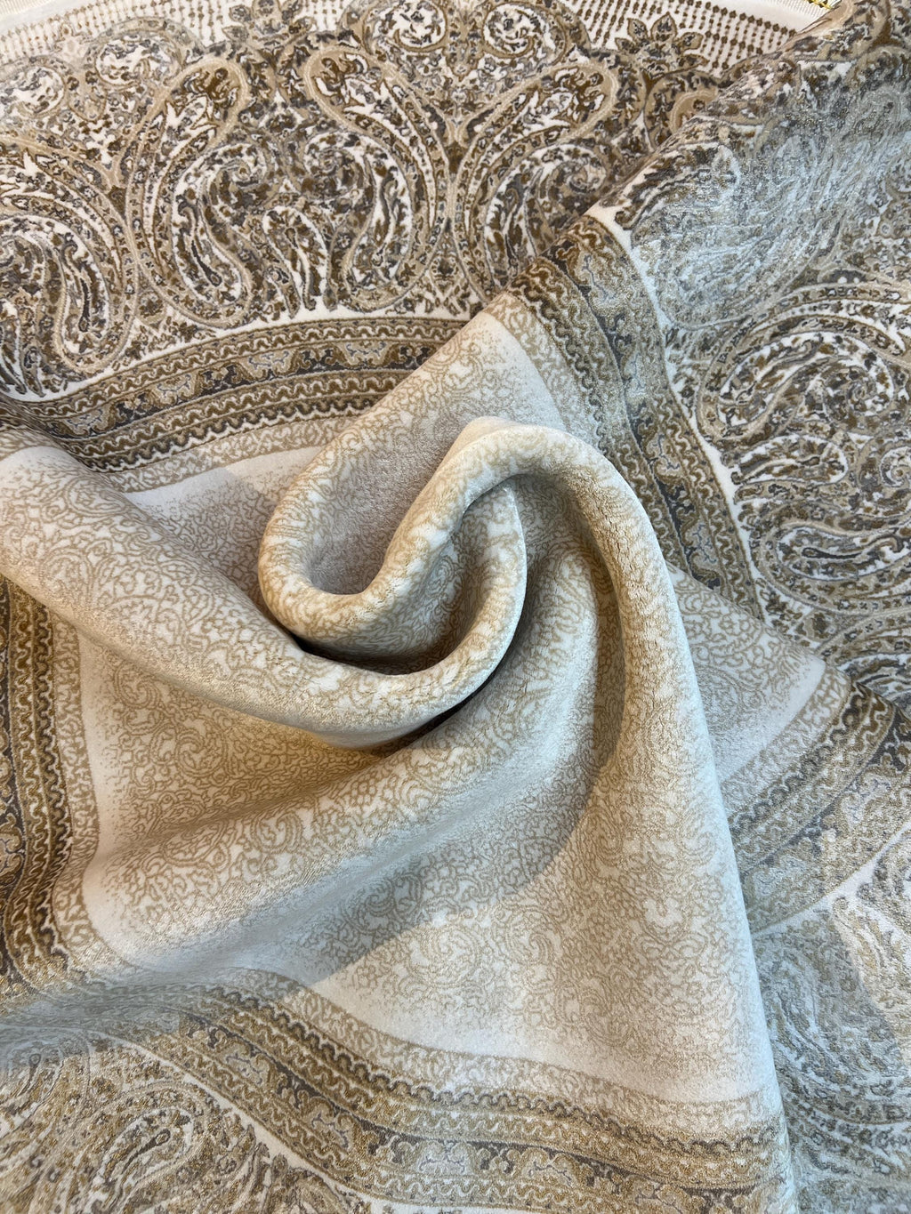 5x5 Ft Round Cream Gold Silk Rug, Classic Luxury Rug