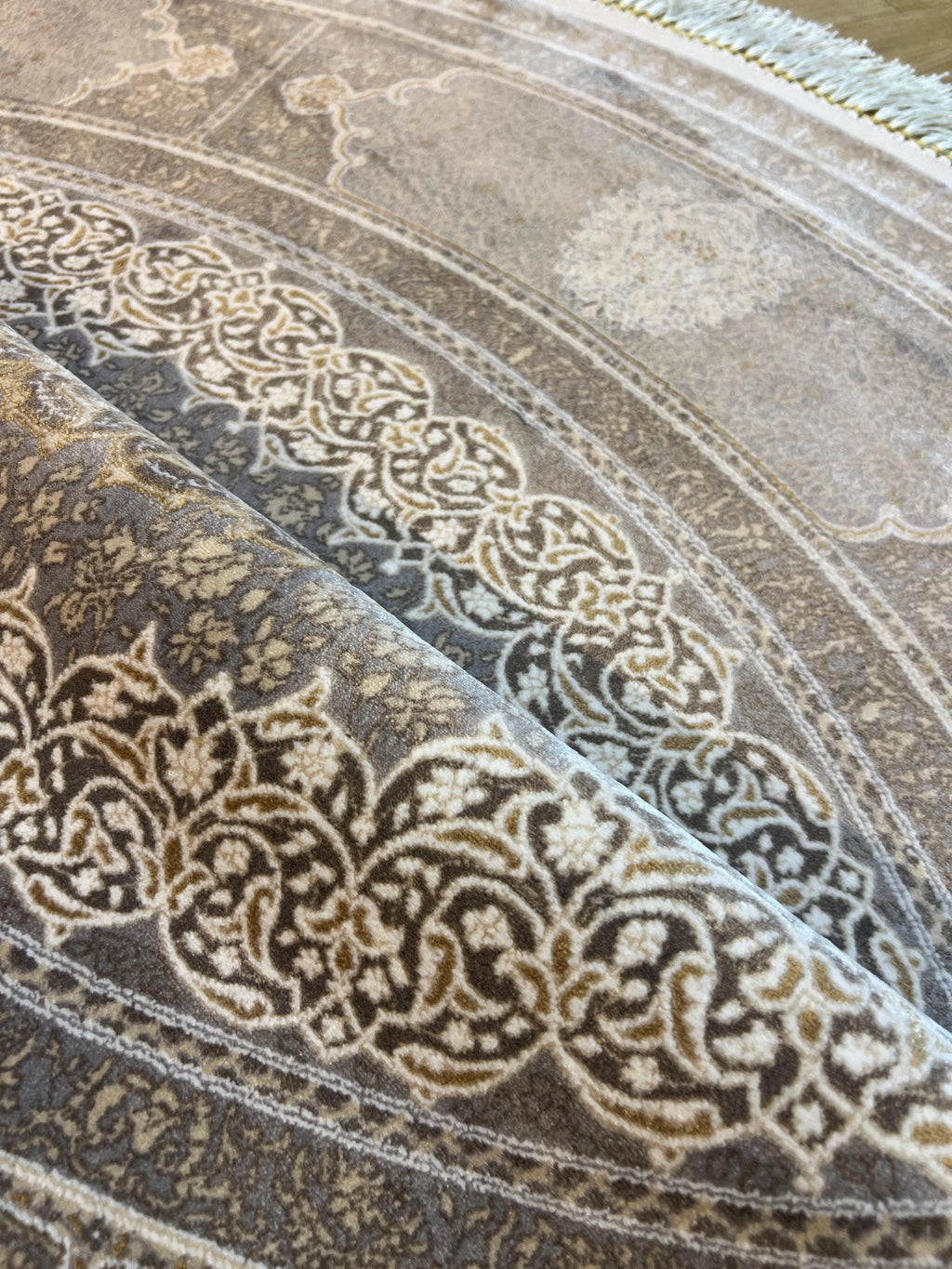 5x5 Ft Round Silk Rug, Gray Medallion Design, Classic Luxury Rug