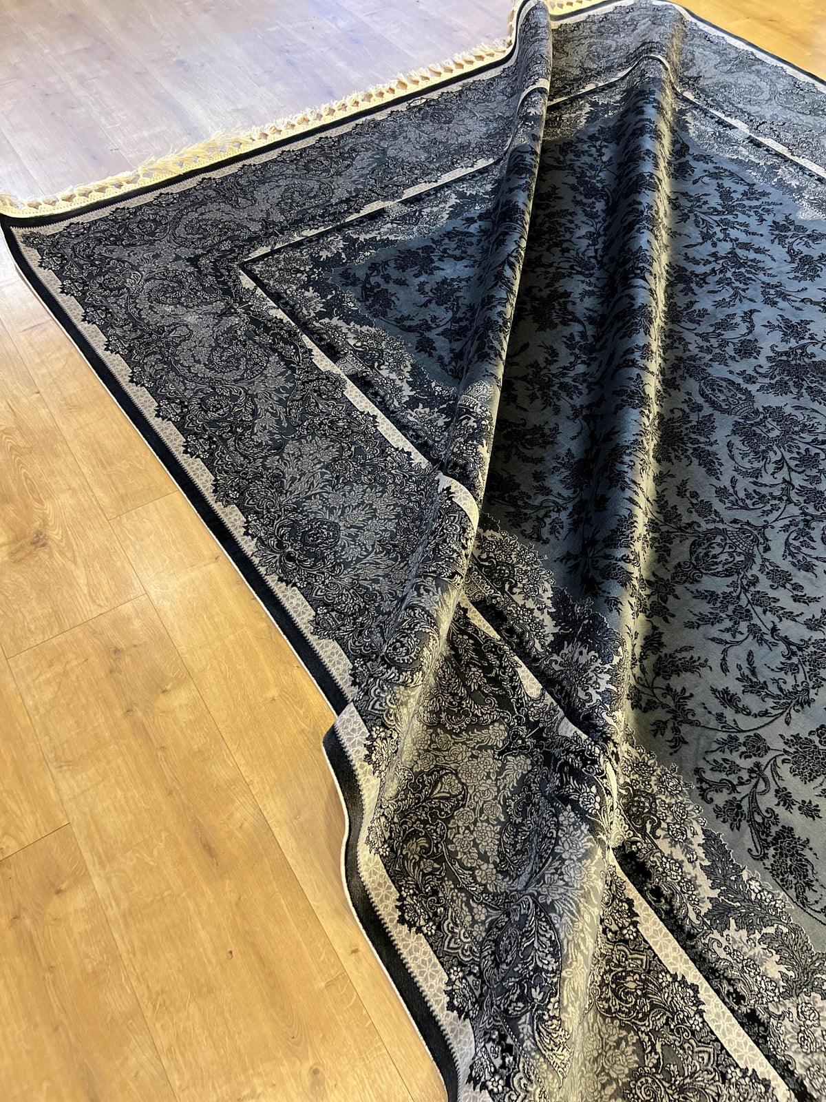 Gray Floral Pattern Luxury Silk Area Rug with Border, Luxury Home Deor